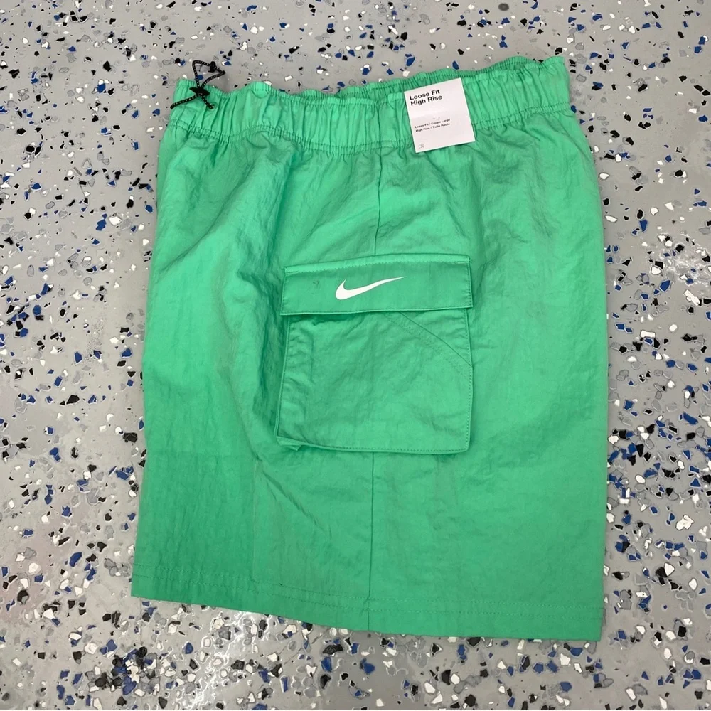 New Women's Nike DM6247 Loose Fit High‎ Rise Windbreaker Cargo Shorts Small